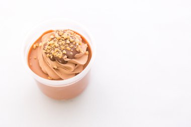 Dondurma çikolatalı şeffaf plastik bardak.