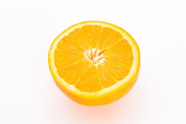 Beyaz arka planda yarım portakal meyvesi, taze ve sulu.