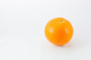 Beyaz arka plan kavramı üzerinde tek turuncu.