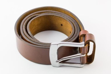 Eski deri kemer beyaz arka plan üzerinde rulo.