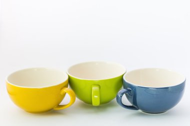 Üç bardak kahve beyaz arka plan üzerinde rengini.