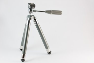 Beyaz arka plan üzerinde tripod stand.
