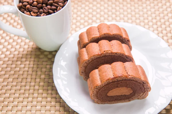 Kahve çekirdekleri ve çikolata kek rulo — Stok fotoğraf