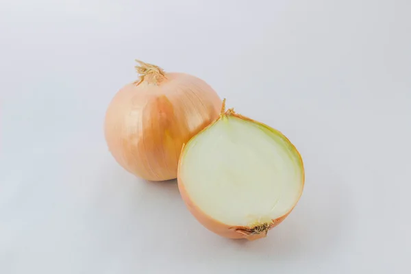 Frische Zwiebelzwiebeln isoliert auf weißem Hintergrund — Stockfoto