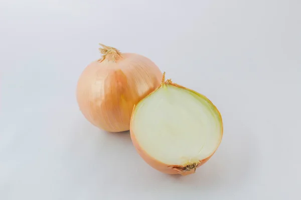 Bulbos de cebolla fresca aislados sobre fondo blanco —  Fotos de Stock