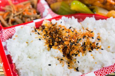 Japon pirinç gevreği ile serpilir.