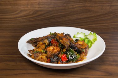 Phad pla duk yemeklerimizi (karıştırın kızarmış derin kızarmış yayın balığı ile köri son