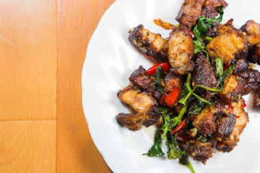 Tayland yemeği kızarmış fesleğen gevrek domuz eti ile / yastık kra prao moo yemeklerimizi.