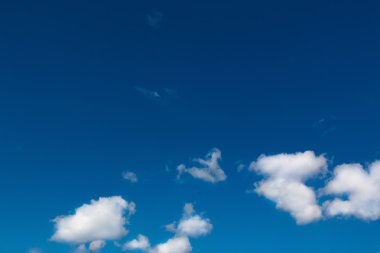 Güzel parlak gökyüzü mavi arka plan.