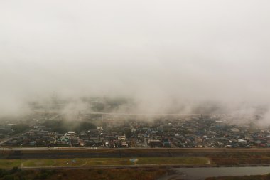 Kırsal kuş bakışı ile sabah sis üzerinde.