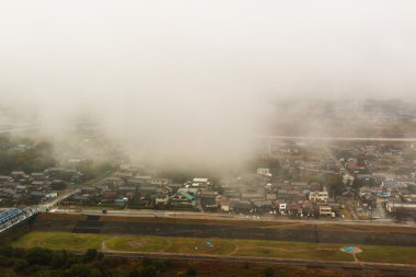 Kırsal kuş bakışı ile sabah sis üzerinde.