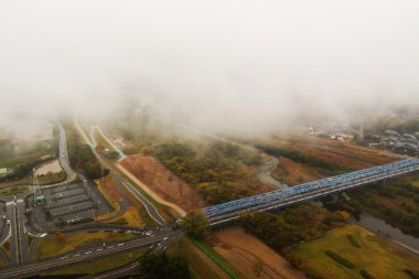 Kırsal kuş bakışı ile sabah sis üzerinde.