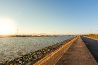 Bir nehir günbatımı zaman yolda.