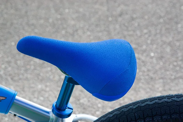 Blue seat of bicycle / close up. — Stock Photo, Image