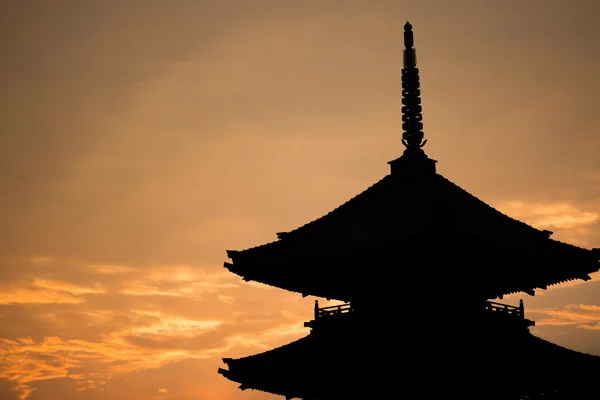 Silueta del templo japonés durante la puesta del sol en Japón — Foto de Stock