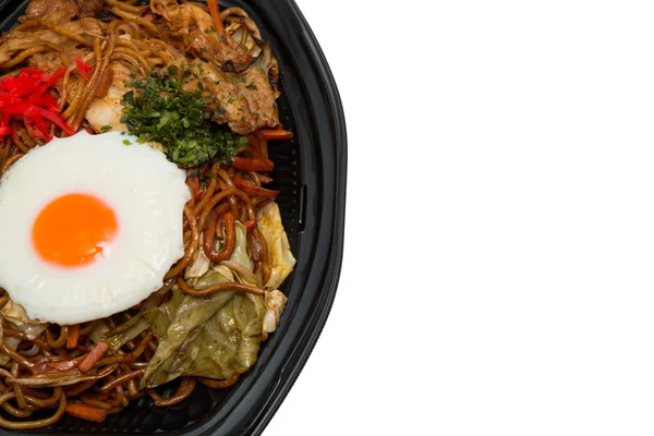 Yakisoba, Японія продовольства, смажені яйце ізольовані на білому тлі. — стокове фото