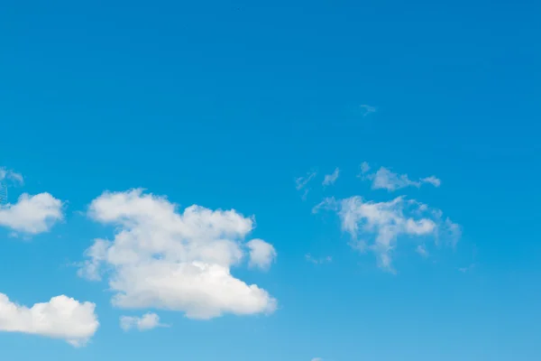 Bellissimo cielo luminoso sfondo blu . — Foto Stock