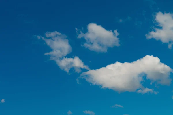 Bellissimo cielo luminoso sfondo blu . — Foto Stock