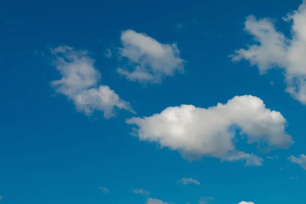 Bellissimo cielo luminoso sfondo blu . — Foto Stock