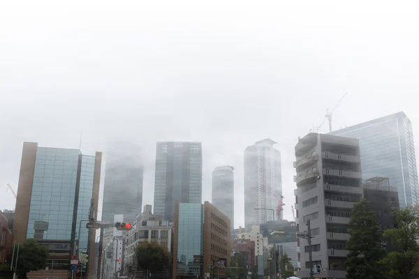 Gratte-ciel dans la brume à Nagoya Japon . — Photo