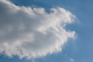 Güzel, parlak gökyüzü.