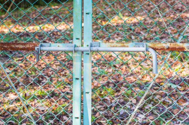 Eski çit metal kapı kilitli.