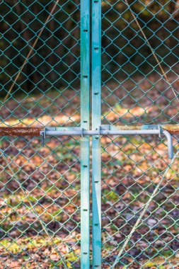 Eski çit metal kapı kilitli.