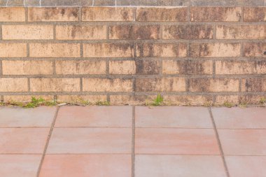 Karo zemin tuğla duvar ile.