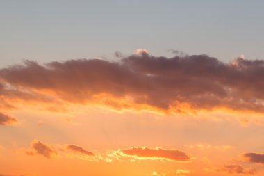 gökyüzü renkleri günbatımı zamanı.