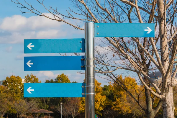 Blauer Wegweiser im Park. — Stockfoto