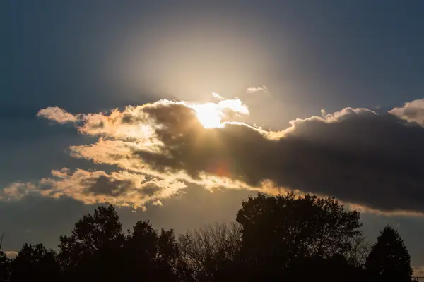 Luz do sol através da nuvem de chuva . — Fotografia de Stock