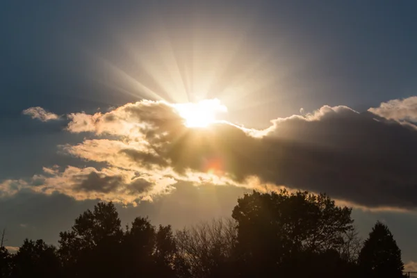 Luz do sol através da nuvem de chuva . — Fotografia de Stock