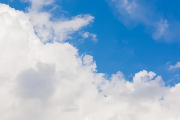 Bianco nuvoloso con cielo luminoso . — Foto Stock