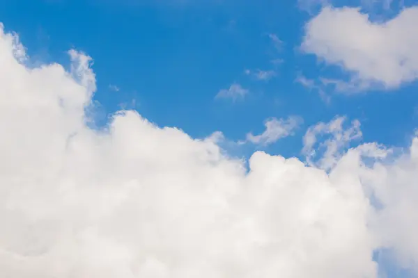 Bianco nuvoloso con cielo luminoso . — Foto Stock