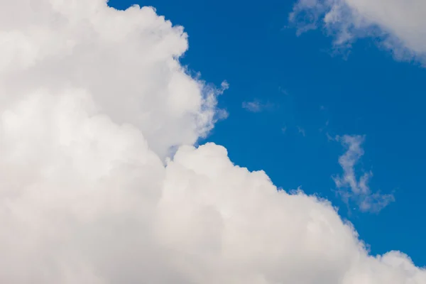 Bianco nuvoloso con cielo luminoso . — Foto Stock