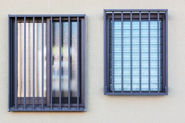 Glazen lamellen ramen met muur. — Stockfoto