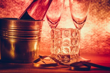 Serin şampanya ve cam kutlama için hazır olun. Mum ışıklı var