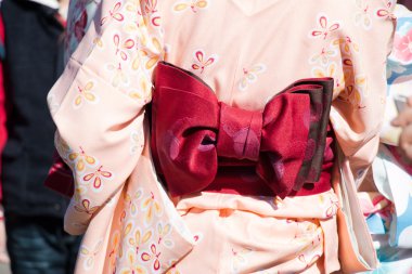 Kırmızı Munsuko ve pembe pastel Yukata