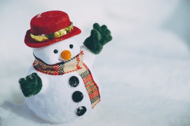 Kar adam ayakta Park kar yığını arasında. Güneş ışığı b Isınma