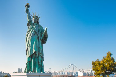 Bayan Özgürlük standı Odaiba Gökkuşağı Köprüsü yakınlarında bitişik