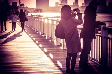 Birkaç stand selfie balkon köprüde silüeti.