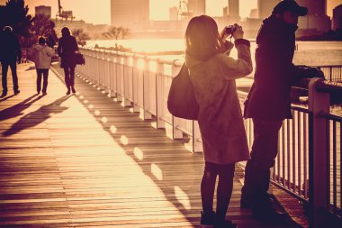 Birkaç stand selfie balkon Köprüsü, Sunset Beach Park'ta Odaiba, Tokyo Japonya silüeti.