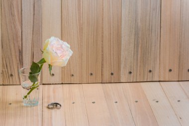 Pastel pembe Gül ve meşgul yüzük