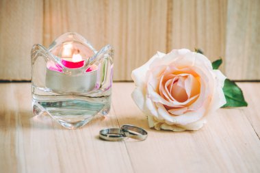 Pastel pembe Gül yüzük meşgul ve şamdan yakın koymak