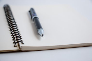 Tablet ve defter bir kalem koymak. Yakın çalışma ve kapanma makineler stop