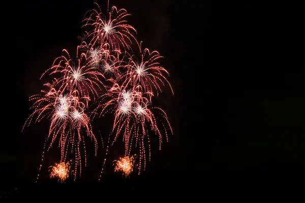 Fyrverkerier över staden Fira i glada festival. — Stockfoto