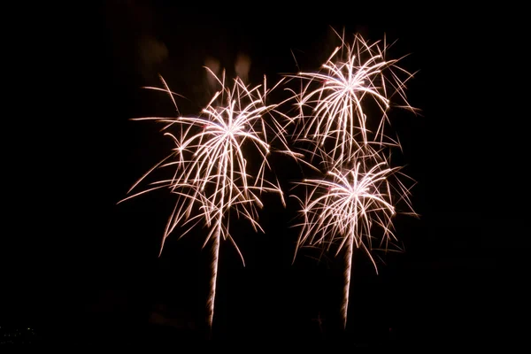 Fyrverkerier över staden Fira i glada festival. — Stockfoto