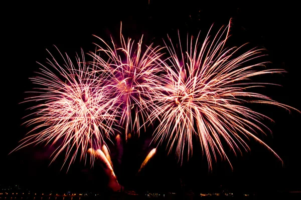 Tűzijáték a város felett Ünnepeld boldog fesztivál. — Stock Fotó