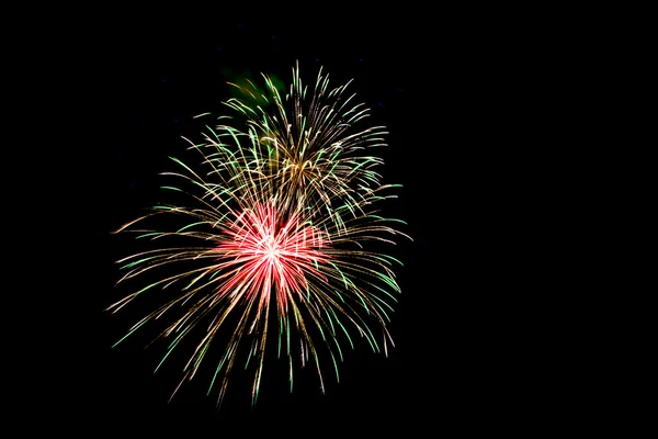 Fogos de artifício sobre a cidade celebram em festival feliz . — Fotografia de Stock