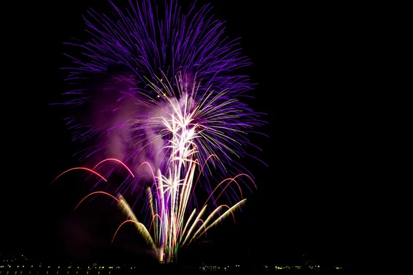 Ohňostroj nad městem slaví šťastný festival. — Stock fotografie